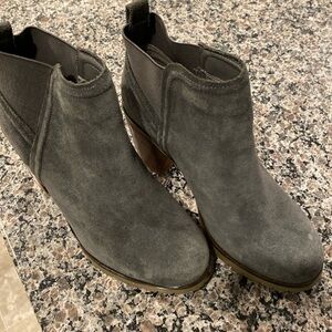 Gently worn pull on ankle boots. Only worn a few times.